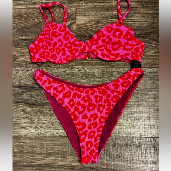 ISO- beach riot - Med or Large- willing to pay 120$ - Picture 1 of 1